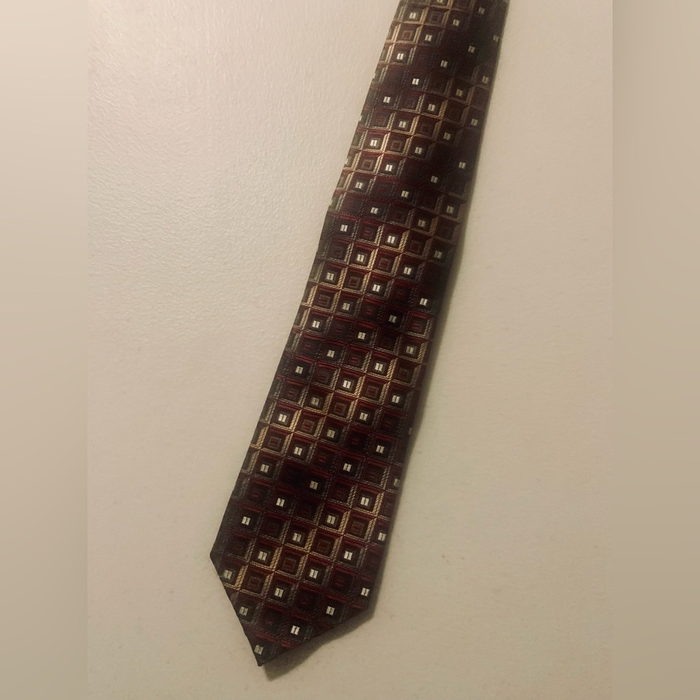 Croft & Barrow Men’s Burgundy and Gold Checkered Tie, 100% polyester. NWOT